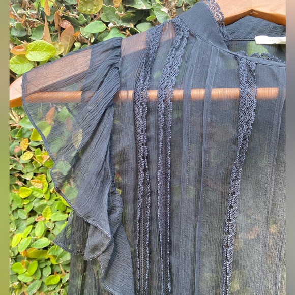 Marty M sheer tip with collar and side buttons - Picture 3 of 5